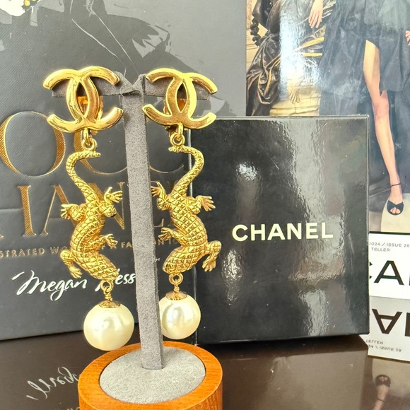 LOT 2222 RUNWAY 24K gold plated CHANEL vintage lizard Earrings with Pearls 1991 - Picture 5 of 17